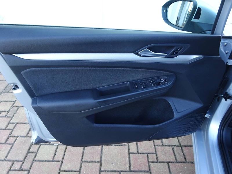 Volkswagen Golf (2022) 2,0TDi /110 kW DSG Life - fotka 15 z 27