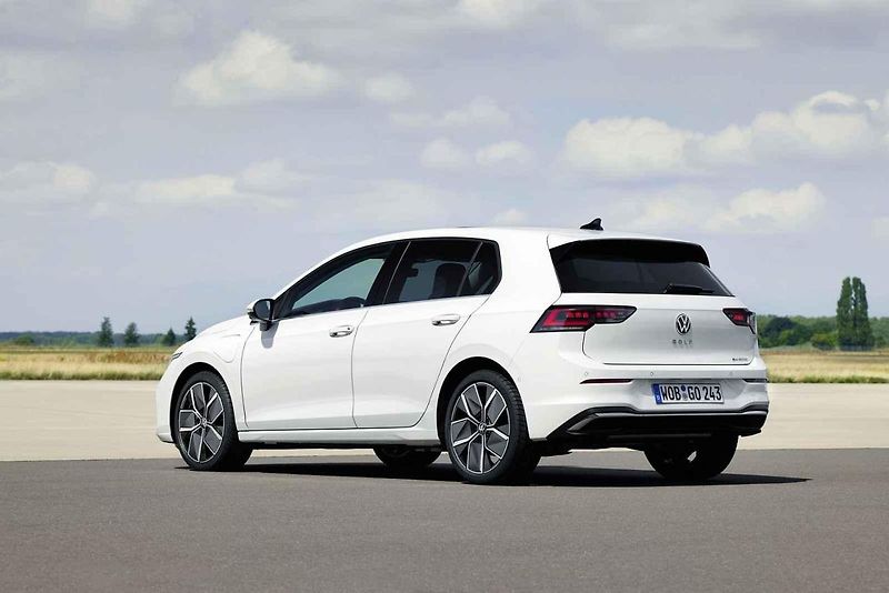 Golf je stále k mání ve verzích kombi, hatchback i GTI