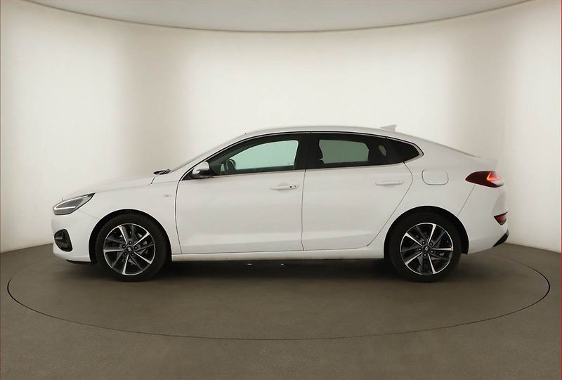 Hyundai i30 (2023) Style 1.5 T-GDI MHEV, ČR,1.maj - fotka 3 z 16