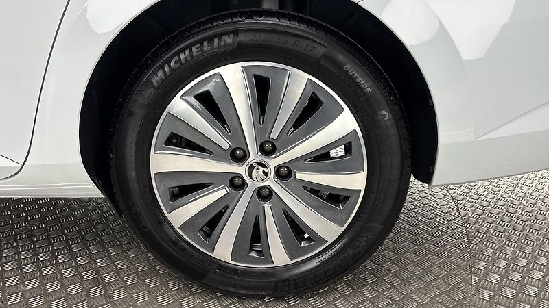 Škoda Superb 2.0 TDI DSG Style Combi - fotka 19 z 28