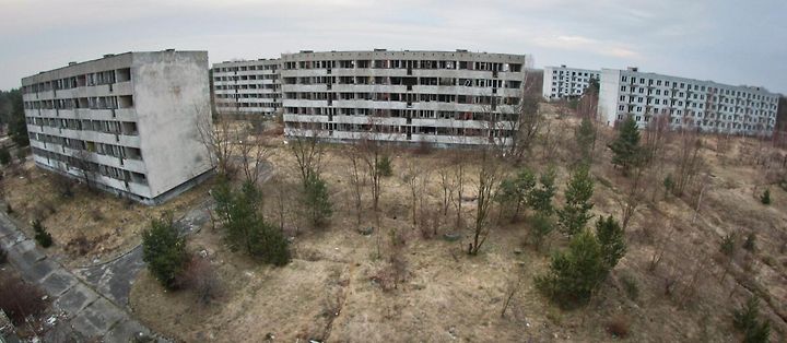 Vojenský areál zahrnoval i osm bytových domů, mateřskou školu, školu, kavárnu Bajka, kotelnu, hřiště a sportovní hřiště.