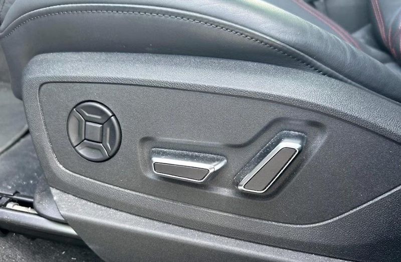 Audi SQ8 e-tron Q 360 HuD 4 zóny Matrix - fotka 14 z 18