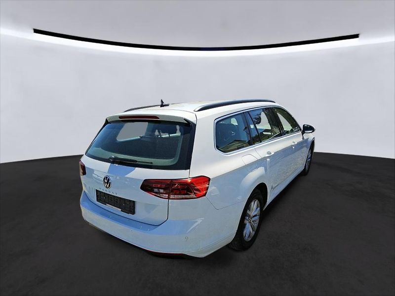 Volkswagen Passat 2,0 TDI TAŽNÉ KAMERA KEYLESS - fotka 4 z 8