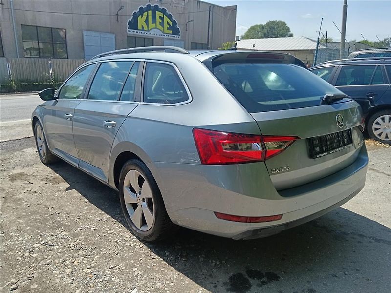 Škoda Superb 2,0 TDi  Ambition - fotka 8 z 23