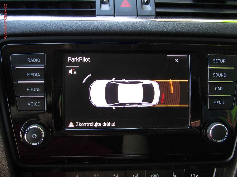 Škoda Octavia (2015) 1.6 TDi, ČR, AC, TZ, park - fotka 15 z 21