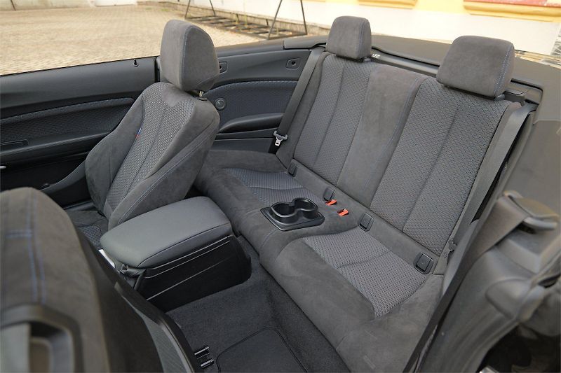 BMW Řada 2 228i Cabrio M-Sport H&K Kamera - fotka 16 z 33