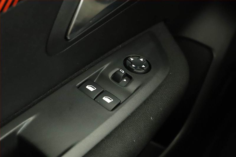 Peugeot 208 (2021) 1.2 PureTech, ČR,1.maj - fotka 9 z 12