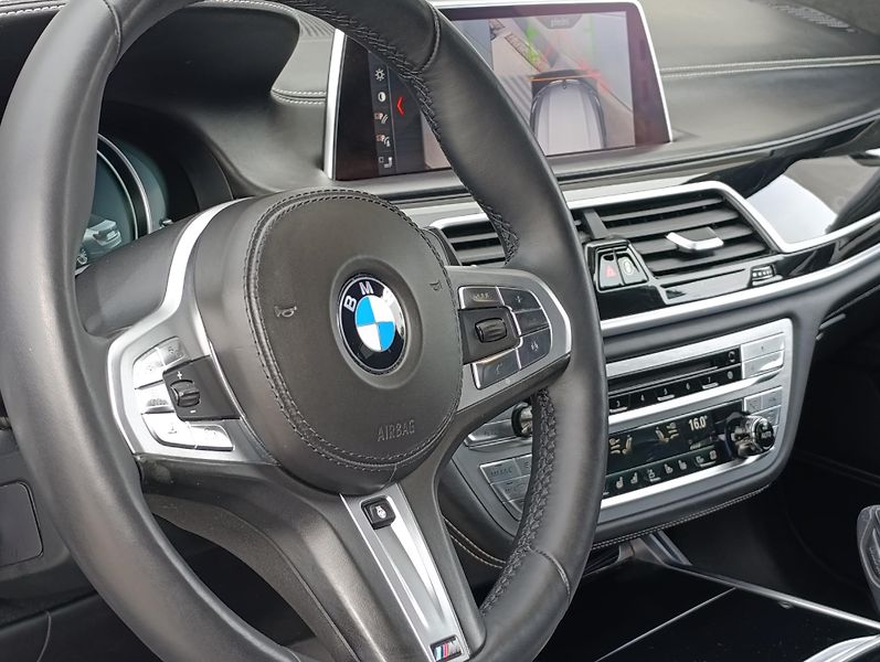 BMW Řada 7 750Ld BLACK FIRE ČR 1.MAJ - fotka 20 z 49