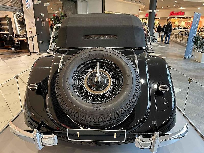Výstava vozidel Mercedes-Benz v Ostravě. V tomto jezdil fotbalový bouřlivák Tomáš Řepka.