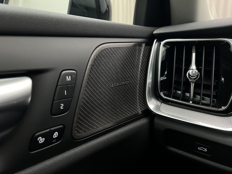 Volvo V60 B4 DARK PLUS 1. maj. - fotka 17 z 41