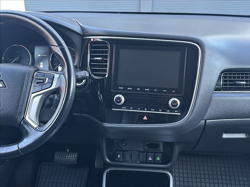 Mitsubishi Outlander 2,4 PHEV 224PS  Diamant 4x4 A/ - fotka 25 z 58