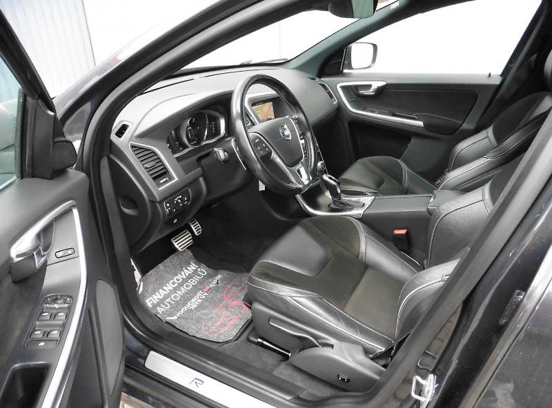 Volvo XC60 2.4 D5 R-Design AWD A/T Navi - fotka 12 z 15