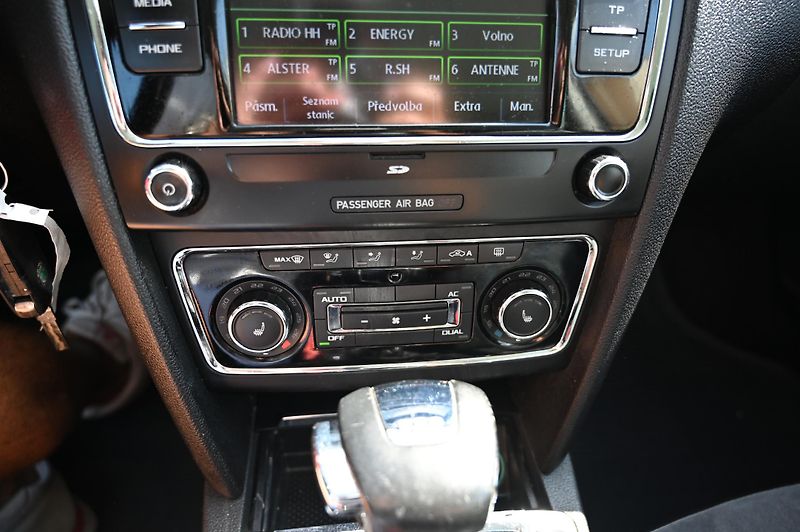 Škoda Superb 2.0TDI 125KW rezervace 3/2011 - fotka 14 z 43
