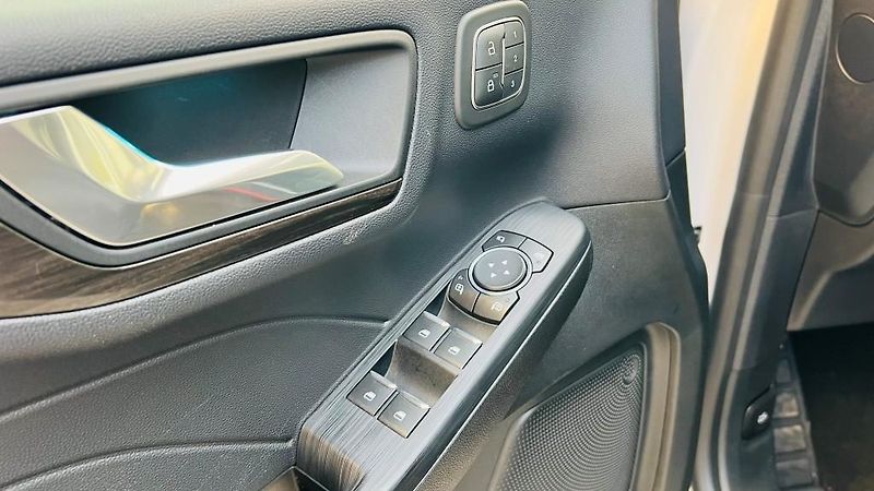 Ford Kuga (2022) 2.5i PHEV 165 kW Vignale AT - fotka 18 z 42