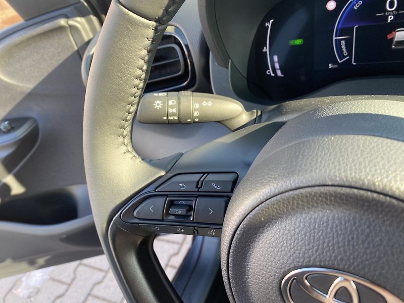 Toyota Yaris 1.5 Hybrid 116 CVT Style - fotka 18 z 24