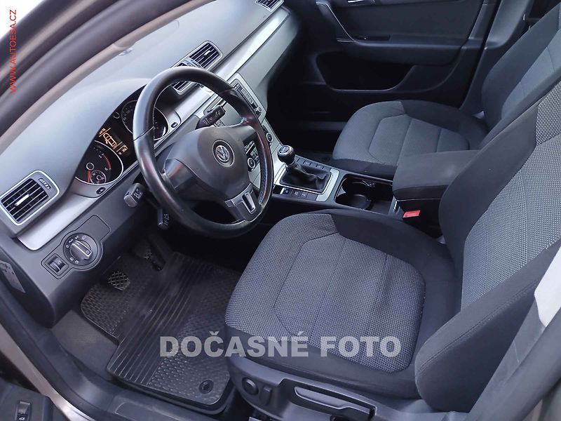 Volkswagen Passat (2011) 2.0TDi, 2.maj,ČR, Bixenon - fotka 3 z 3