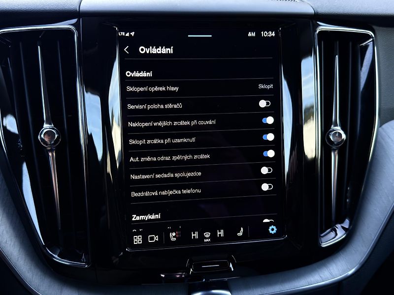 Volvo XC60 B5 AWD PLUS DARK // REZERVACE - fotka 37 z 45