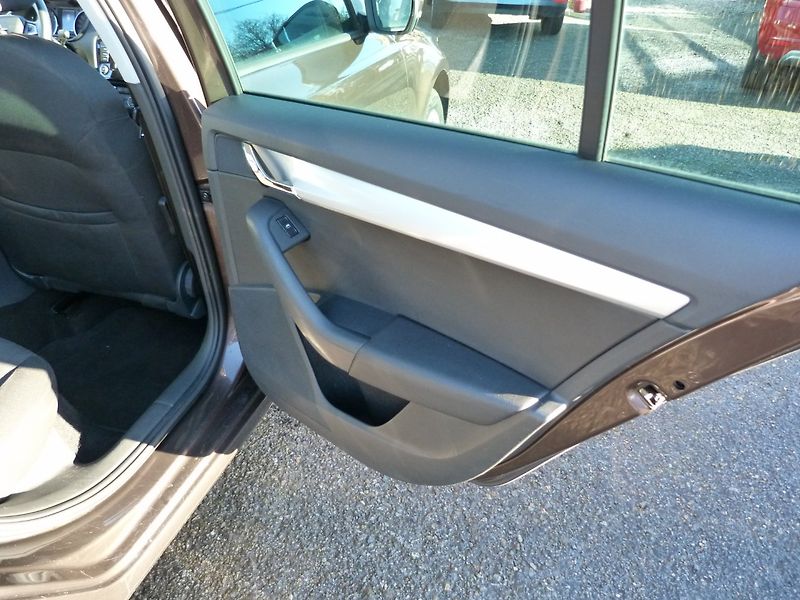 Škoda Octavia 1.4 TSI auto klima - fotka 18 z 26