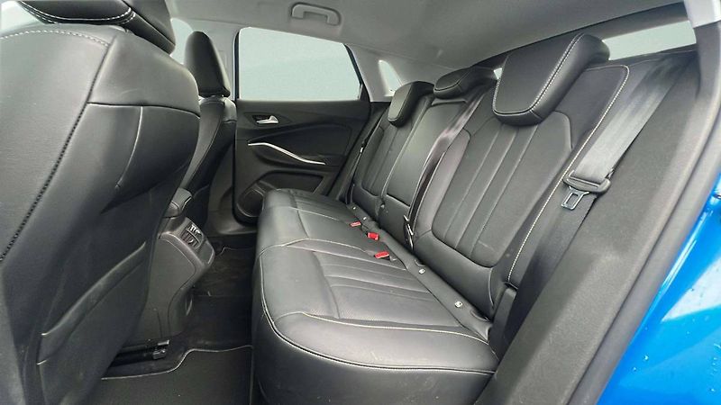 Opel Grandland Ultimate 4x4 PHEV 1.6L Turbo 8 - fotka 24 z 31