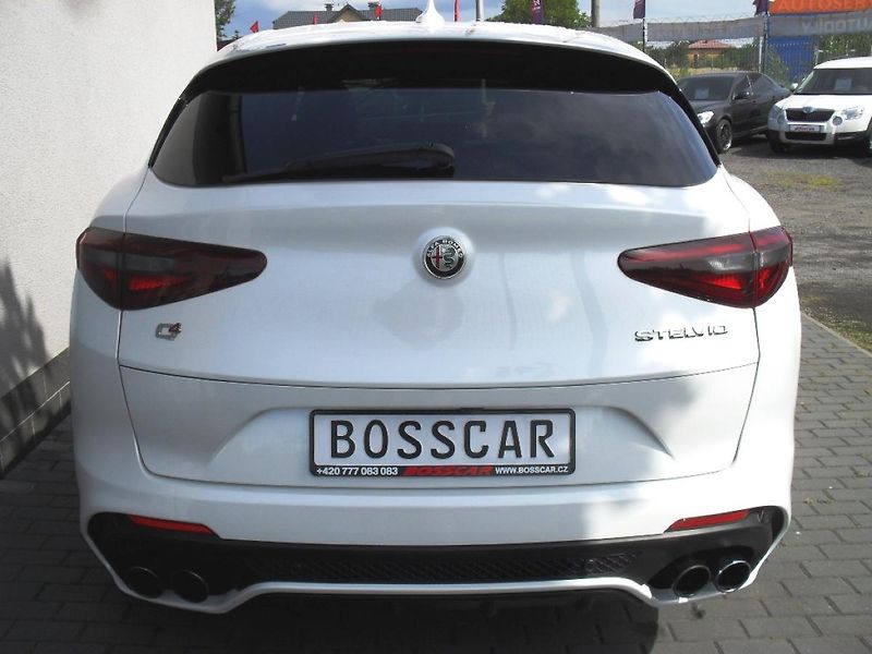 Alfa Romeo Stelvio 2,9 Bi-Turbo V6 Quadrifoglio - fotka 4 z 32