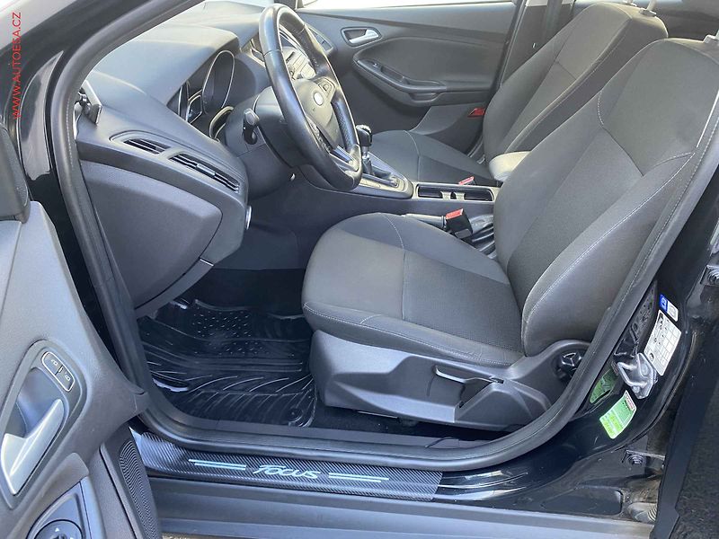 Ford Focus (2015) 1.0EB, 2.maj, AC, TZ, park - fotka 9 z 15