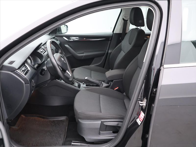 Škoda Octavia 1.6 TDI CZ Style Kessy LED DPH - fotka 10 z 27