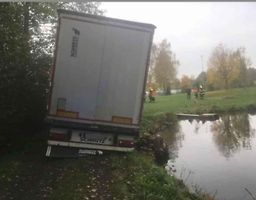 Řidič kamionu zažil u Ottova rybníku v Ostrově dramatické chvíle.