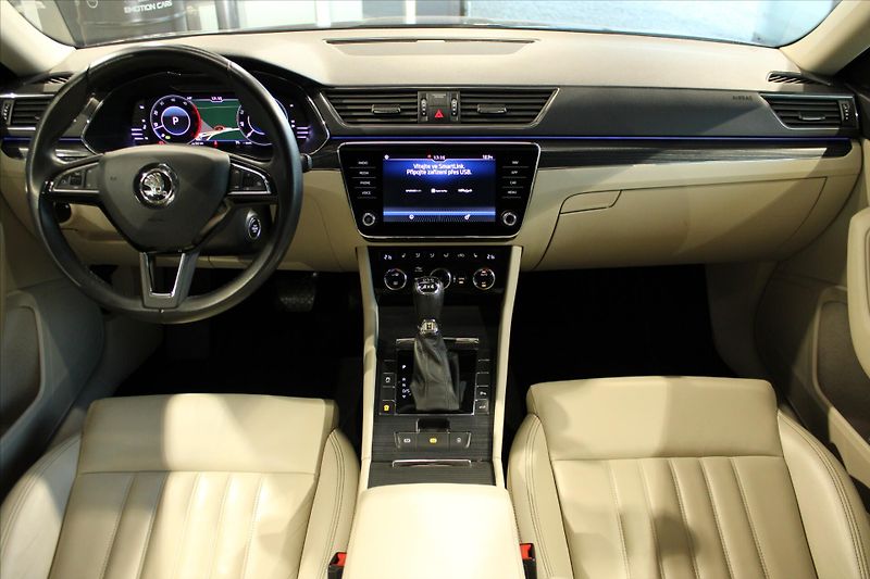 Škoda Superb TDi DSG 4x4 Style Combi - fotka 13 z 34