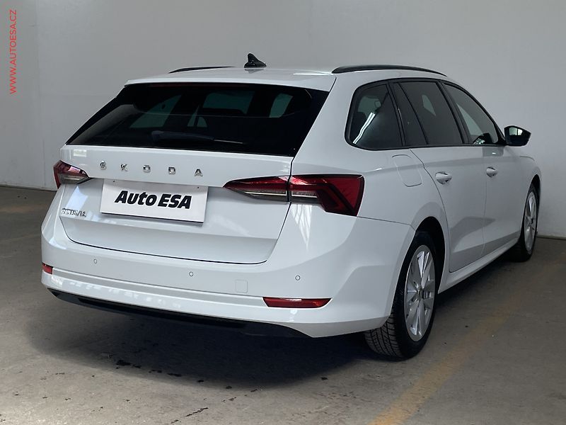 Škoda Octavia (2022) 1.5TSi, ČR, Style, LED, park - fotka 4 z 17