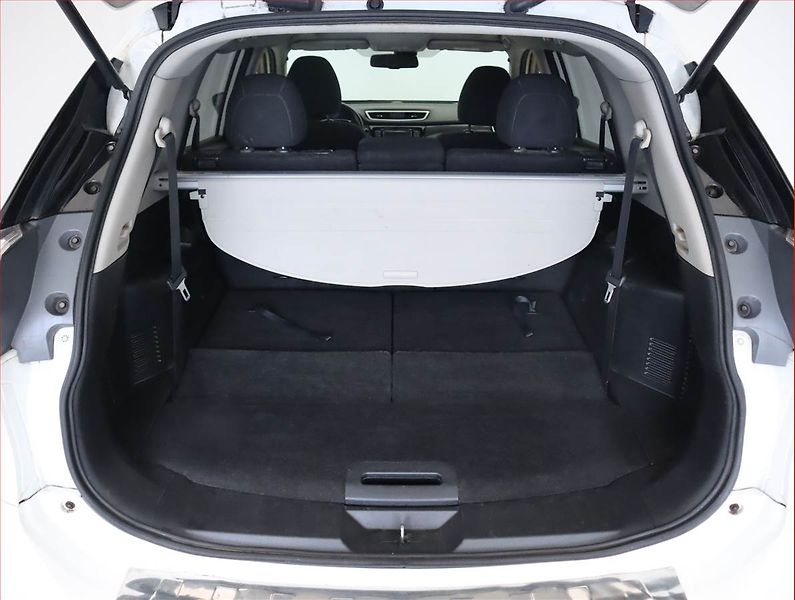 Nissan X-Trail (2015) Tekna 1.6 dCi, 4X4, 7 míst - fotka 14 z 23
