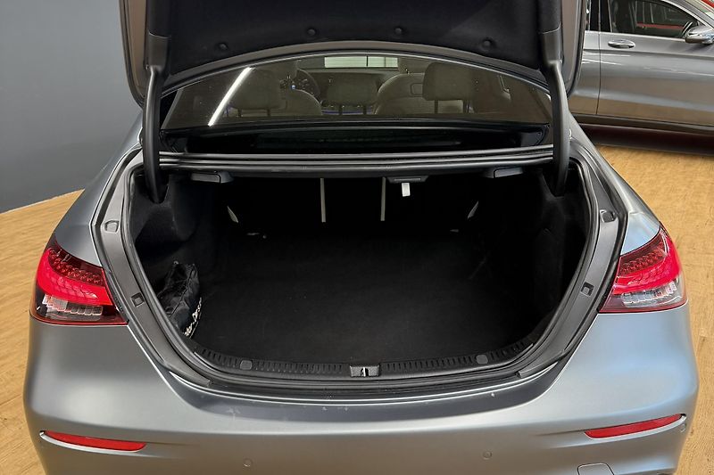 Mercedes-Benz Třídy E (2021) E 63s AMG 4Matic+ V8 Biturbo - fotka 48 z 124