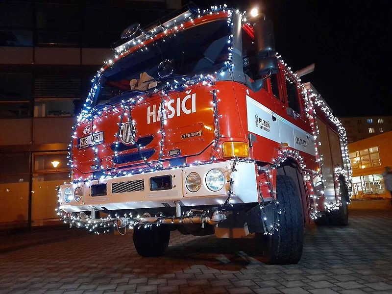 V ulicích Plzně je v těchto dnech k vidění vánočně vyzdobená Tatra 815 skvrňanských hasičů.