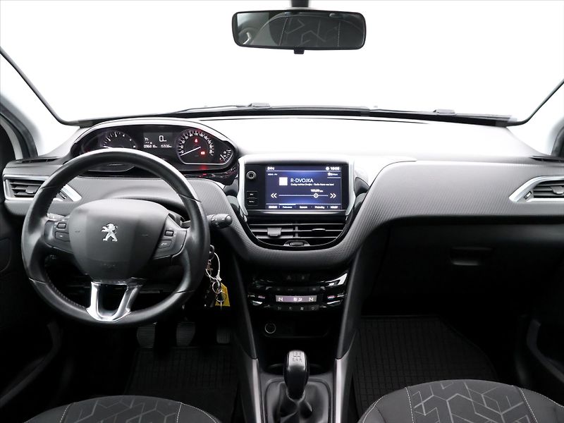Peugeot 2008 1,2 PureTech 61kW Allure CZ - fotka 28 z 36