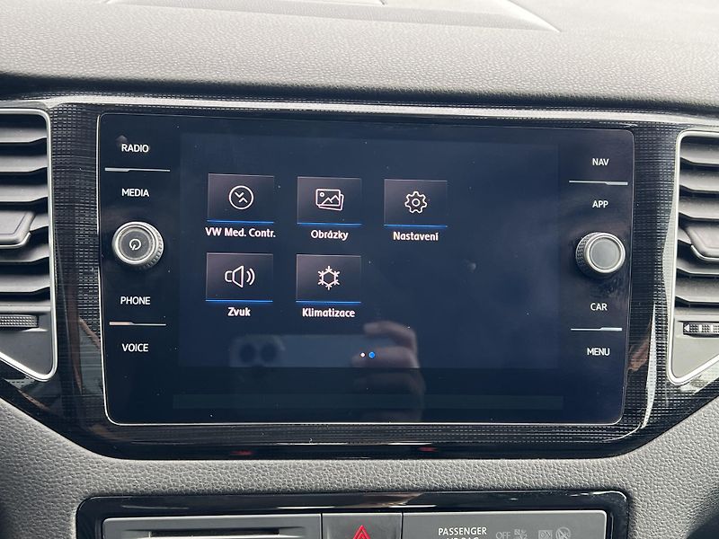 Volkswagen Golf Sportsvan (2018) 1,6TDi 85kW HIGHLINE - tažné - fotka 19 z 39