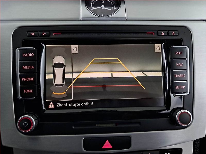 Volkswagen Passat (2013) 2.0 TDI, Automat, Navi, Xenony - fotka 19 z 23