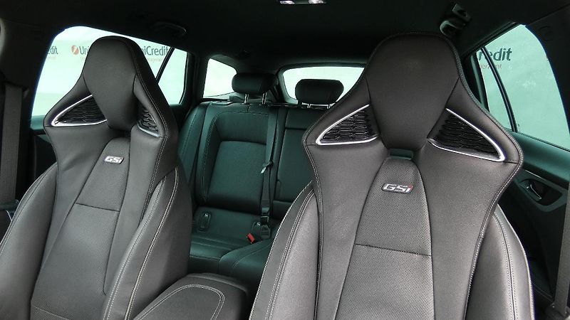 Opel Insignia ST 2,0 T 4x4 GSi - fotka 7 z 27