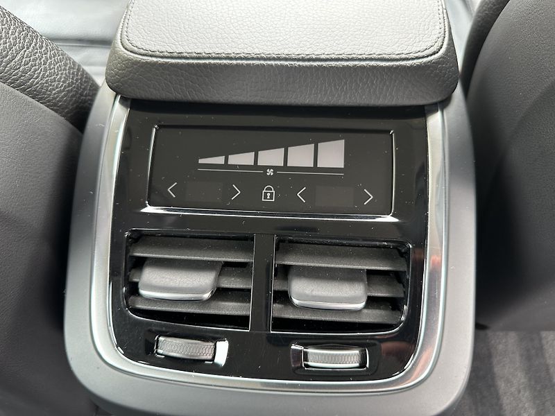 Volvo XC90 T8 plug-in hybrid Recharge - fotka 19 z 32