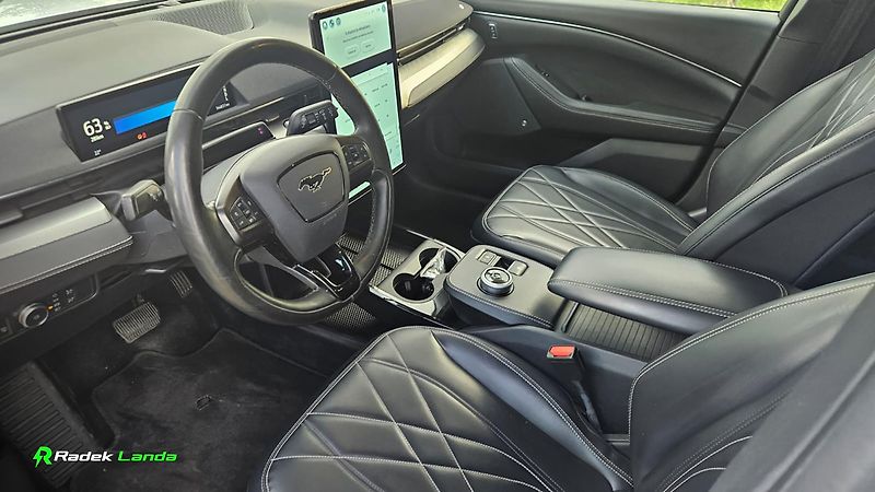 Ford Mustang Mach-E (2021) xtended Range 99 kWh - fotka 10 z 11