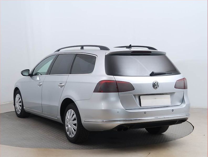 Volkswagen Passat (2012) 2.0 TDI, Automat, Navi - fotka 4 z 16