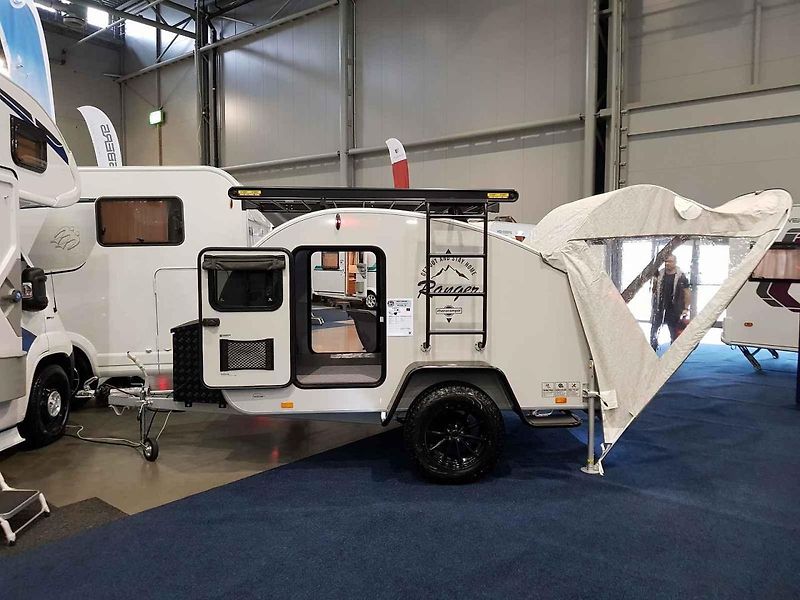 Jeden z nejhezčích vozů na výstavě si hned našel svého majitele. Na modelu Dethleffs Globetrotter XLi 7850-2 s nápadným lakem za čtyři miliony korun byla přilepena cedulka „prodáno“.