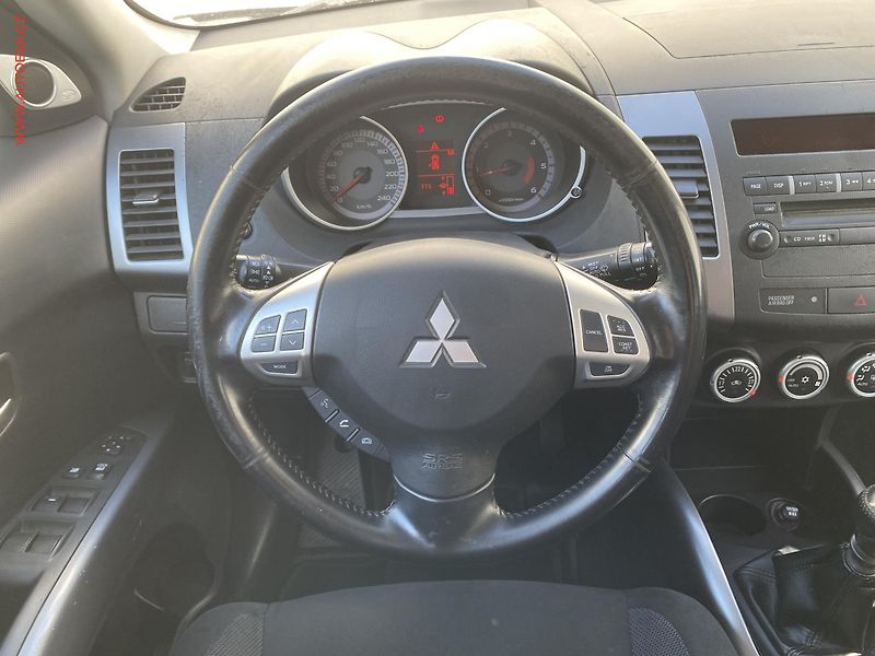 Mitsubishi Outlander (2009) 2.2d 4x4, 7míst, servis.kniha - fotka 11 z 16