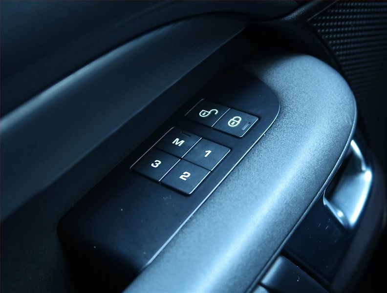 Land Rover Discovery (2018) 3.0 Td6 - fotka 17 z 26