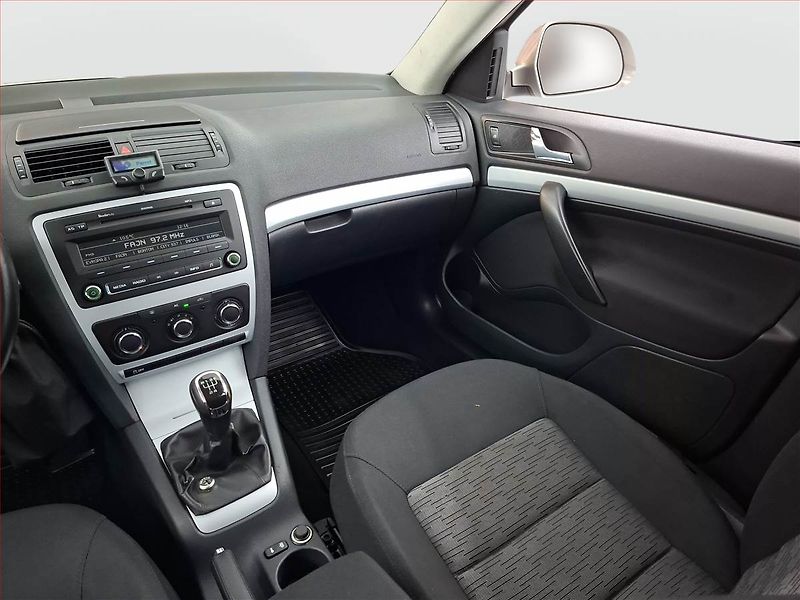 Škoda Octavia (2011) Ambiente 1.6 TDI, nová STK - fotka 8 z 14