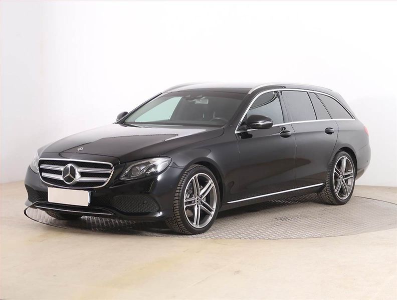 Mercedes-Benz Třídy E (2018) Avantgarde E 300 d - fotka 2 z 23