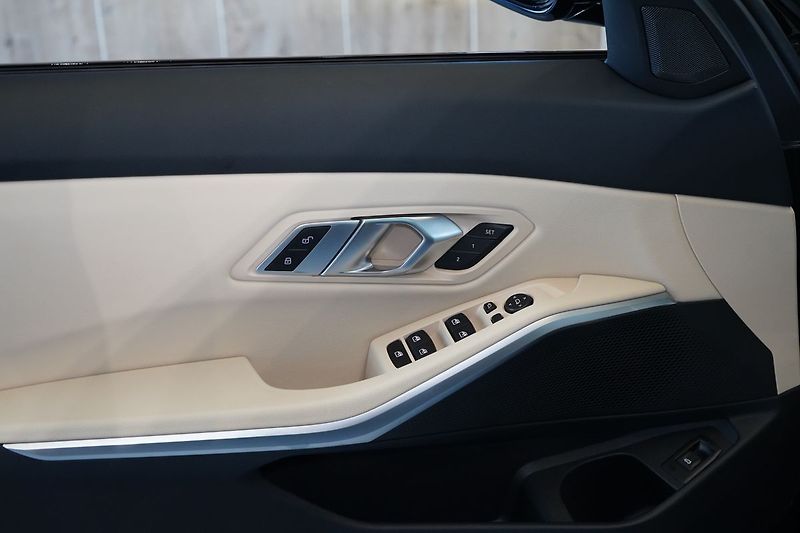 BMW Řada 3 330d xDrive Touring, Pano, HUD - fotka 21 z 42