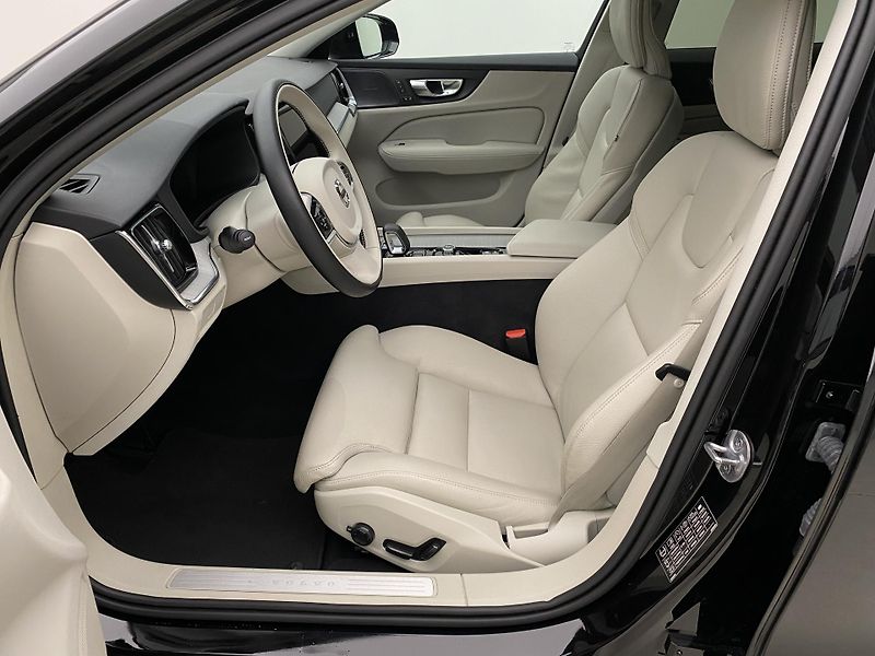 Volvo V60 B4 DARK PLUS AUT CZ - fotka 3 z 51