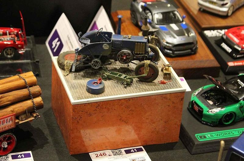Přes šest stovek modelů bylo k vidění při 22. ročníku soutěžní výstavy Kladenská Wejhybka. Na snímku je malá dioráma s motocyklem Wanderer 4HP z roku 1916.