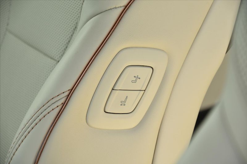 Lexus LM 350h  2.5 HEV LUXURY 7 MÍST ČR - fotka 28 z 39