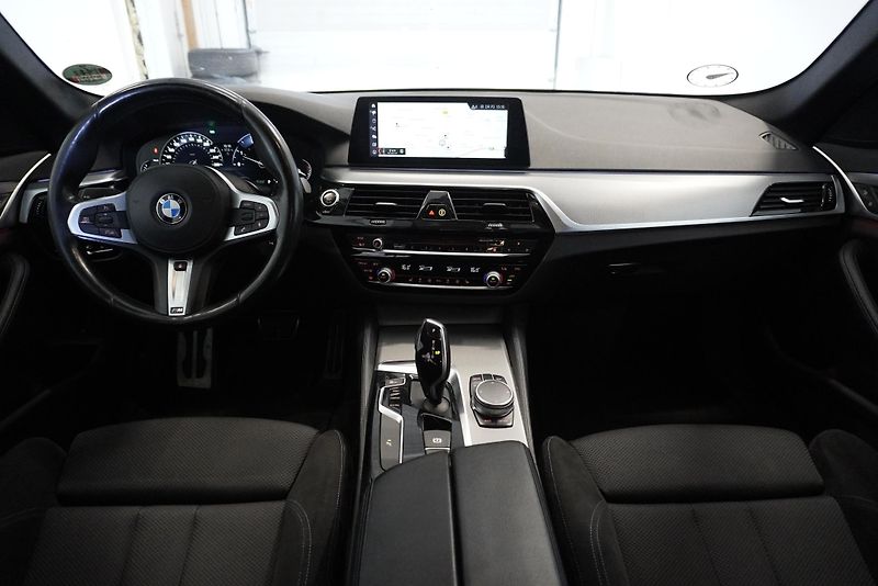 BMW Řada 5 520D TOURING XDRIVE STEPTRONIC - fotka 23 z 29