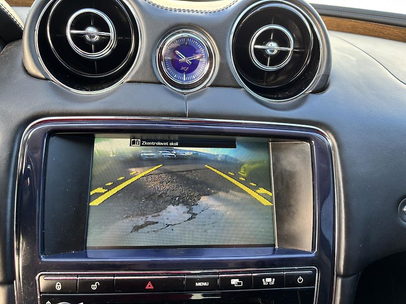 Jaguar XJ (2010) 3.0V6D Alu kola, rezervace - fotka 33 z 35